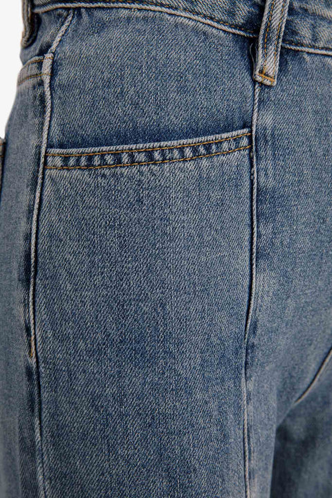 JEANS WITH PRONOUNCED SEAMS